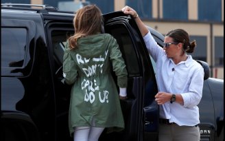 Melania Trump usa casaco escrito "eu realmente não me importo" ao visitar crianças detidas