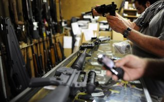 Crescimento de Bolsonaro nas pesquisas faz ações de indústria de armas subirem 28%