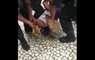Professor é agredido e preso por filmar brutalidade policial no carnaval do Rio