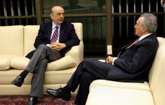 Serra anuncia negociações com Temer sobre possível governo pós-impeachment