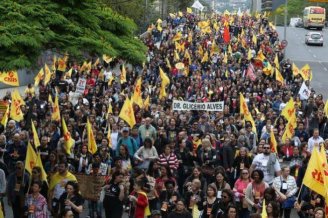 Ato estadual dos professores em greve e vigília na Praça da Matriz na terça em Porto Alegre