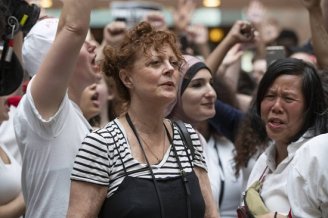 Atriz Susan Sarandon e mais de 500 manifestantes presos em manifestação contra Trump 