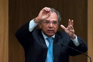 Guedes quer criar "Estado de Emergência Fiscal" para congelar salários e reduzir jornadas do funcionalismo