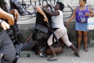 Por ordem do Estado, mulheres negras são sujeitadas à repressão policial cotidianamente 