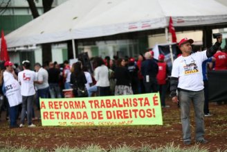 Manifestantes protestam contra reforma em seminário sobre Previdência no Rio