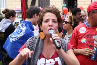 Flavia Valle: "Estatização da Petrobras sob controle operário é a solução pra redução da gasolina e do gás"