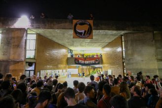 Ato pró-Bolsonaro na UNB é um fracasso, e o contra ato reuniu centenas de estudantes
