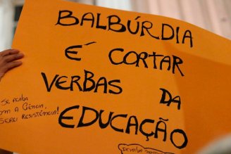 Bolsonaro contraria esforço nacional de pesquisadores contra coronavírus e corta bolsas da Capes