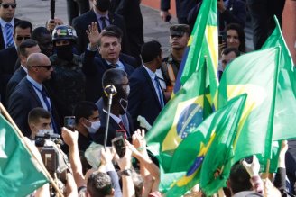 Em meio a pandemia, Bolsonaro gera aglomeração de seus apoiadores ao visitar quartel no RS