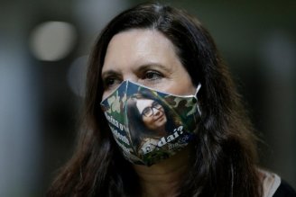 Deputada com máscara escrito "e daí?", reafirma o sadismo do bolsonarismo