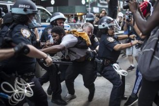 Polícia novaiorquina reprime brutalmente na cidade do anti-bolsonarista Bill de Blasio 
