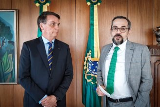 Bolsonaro tenta cargo no Banco Mundial que dê imunidade ao racista Weintraub