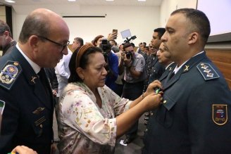 Fátima Bezerra (PT) homenageia PM herdeira da escravidão e da ditadura que matou Gabriel no RN