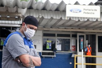 Um mês após anúncio de saída da Ford do Brasil, funcionários mantêm vigília na frente da fábrica em Taubaté