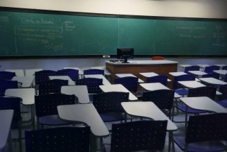 Prefeitura de Salvador vai tirar 2/3 do salário dos professores que fizerem home office