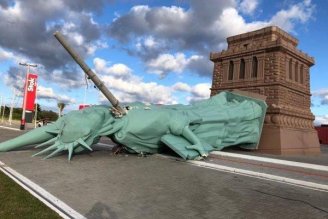 Estátua da Havan não aguenta o vento, cai em cidade do RS e internet comemora