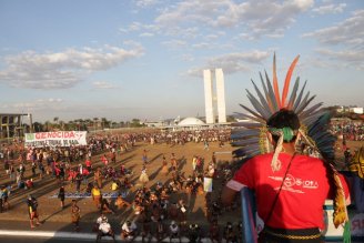 Contra o Marco Temporal, indígenas acampados em Brasília iniciam vigília no STF