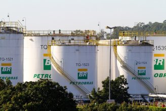 Petrobras deixa trabalhadores sem salário enquanto vende gasolina cara