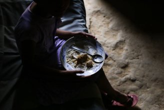 Quase 40% dos brasileiros que recebem até dois salários mínimos enfrentam insegurança alimentar