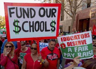 A greve dos professores de LA acaba com um novo contrato e sentimentos contraditórios