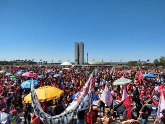 Em Brasília, ato contra cortes na educação se junta a Marcha da Mulheres Indígenas no Congresso Nacional