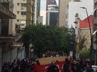 Ato antifacista em Porto Alegre faz bolsonaristas recuarem