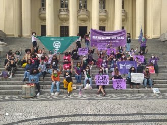Mulheres fazem ato no Rio de Janeiro pelo direito ao aborto legal, seguro e gratuito