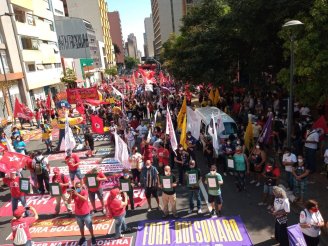 Campinas já reúne mais de mil pessoas no ato contra Bolsonaro