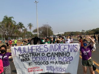 Grupo de mulheres Pão e Rosas marcha junto às mulheres indígenas