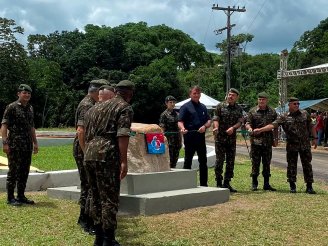 Bolsonaro e aliados agradam exército reacionário inaugurando a Escola de Sargentos em Pernambuco