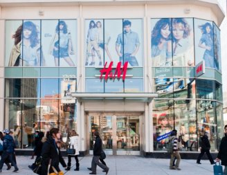 H&M quer demitir 800 trabalhadoras na Alemanha, e a grande maioria de mães