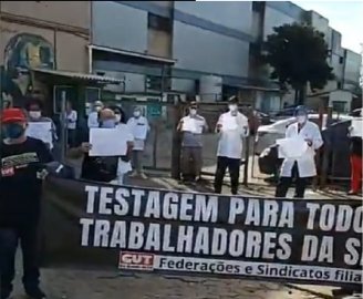 Trabalhadores da saúde realizam ato no Postão da Cruzeiro em Porto Alegre exigindo testes