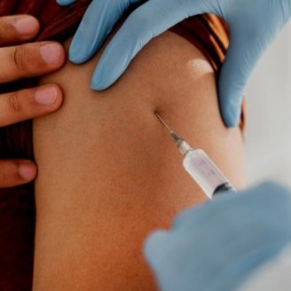 Clínicas privadas buscam lucro com vacina contra Covid-19 e governos seguem sem plano de vacinação