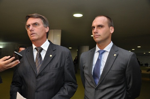 Bolsonaros são denunciados por ataque racista aos negros e perseguição a jornalista