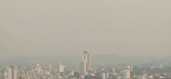 Fumaça de queimadas na Amazônia chega em SC e RS, com chuva escura e cidades sob fumaça