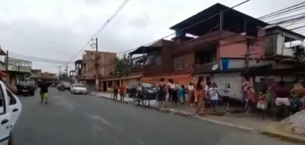 Com o fim do auxílio emergencial, famílias de Mesquita, Baixada Fluminense, fazem fila por comida