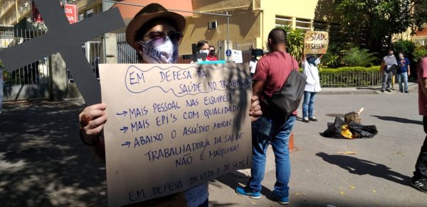 Trabalhadores fazem protesto no HUPE-UERJ pela vida dos profissionais da saúde