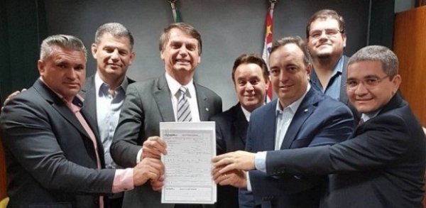 Bolsonaro se filia com data de março de 2018 e irrita membros do “novo” partido