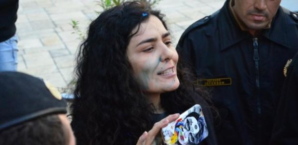 Letícia Sabatella é agredida durante ato da direita em Curitiba.