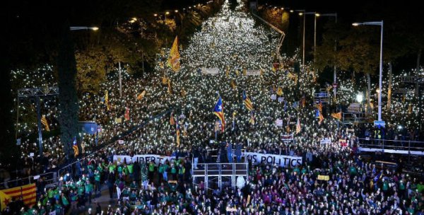 750 mil pessoas vão às ruas em Barcelona pela liberdade dos presos políticos catalães