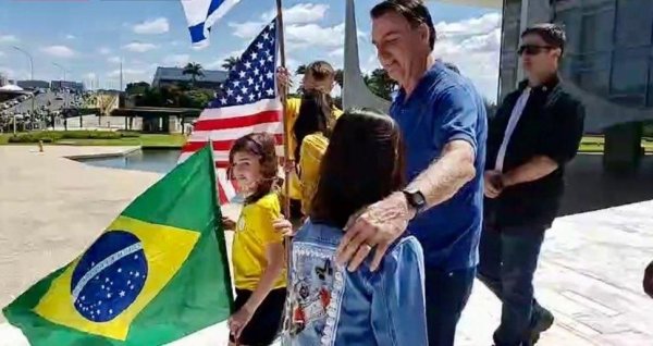 Bolsonaro junta bando reacionário em Brasília para mostrar força na crise política