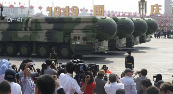 China comemora 70 anos da República Popular com uma demonstração militar monumental