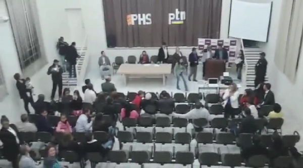 Universitários do Paraná se mobilizam contra golpista que apoia o Escola sem Partido