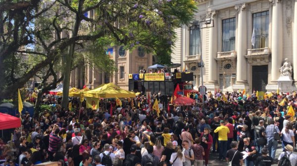 Professores do RS aprovam continuidade da greve contra Sartori