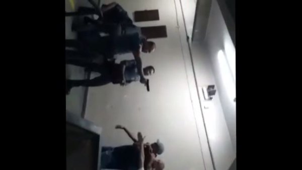 PM espanca e aponta arma contra alunos da Escola Estadual Emygdio de Barros, na ZO de SP