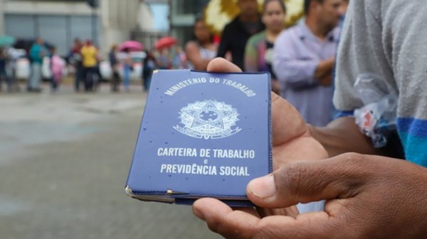 Cresce a busca por emprego em plena pandemia enquanto Bolsonaro reduz o auxilio emergencial