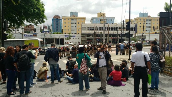 Polícia Militar reprime violentamente manifestação em defesa da educação e fecha entrada da UFMG