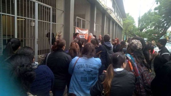 Em Porto Alegre, trabalhadores protestam contra demissões e fim da assistência social