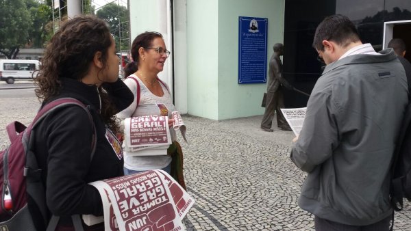 Campanha “Tomar a Greve Geral nas nossas mãos” na CEDAE no Rio de Janeiro.