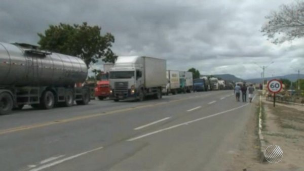 Caminhoneiros protestam em todo o país contra o aumento de combustíveis